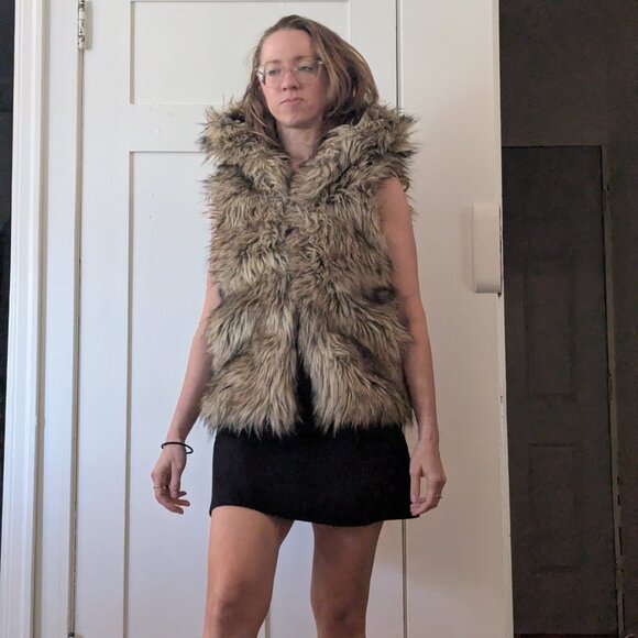 Aritzia Sunday Best Oversized Fur Vest | XXS but fits up to medium | - Picture 4 of 8